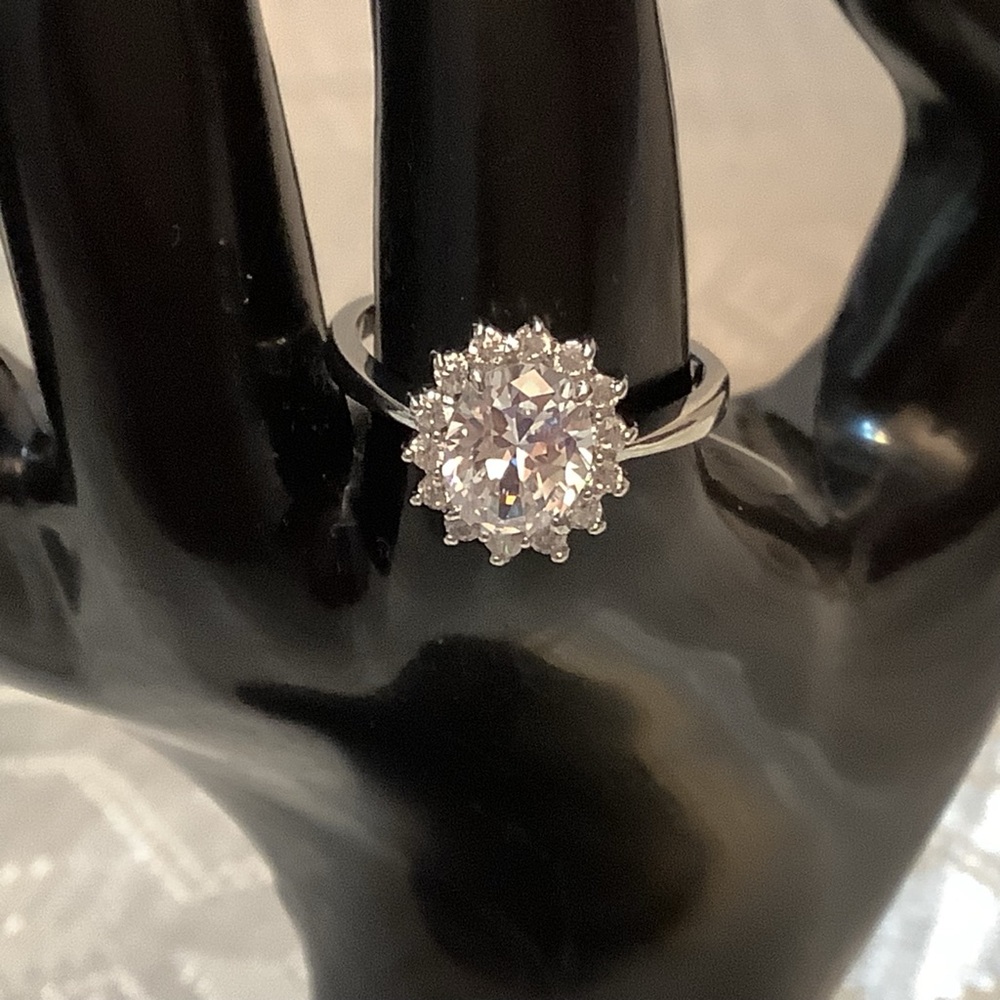 Fashion Ring Womenâs Size 8 Clear Stones